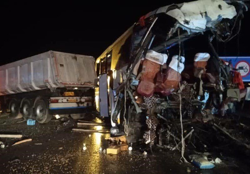 هشت کشته و ۱۶ زخمی در تصادف اتوبوس با تریلر در جاده قم-کاشان