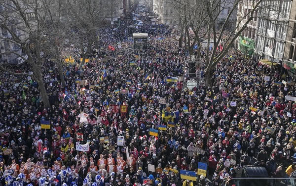راهپیمایی صدها هزار نفری در آلمان برای حمایت از صلح