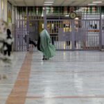 افشاگری‌_زنان_درباره_برهنه_شدن_اجباری_در_بازداشتگاه‌ها_و_زندان‌های