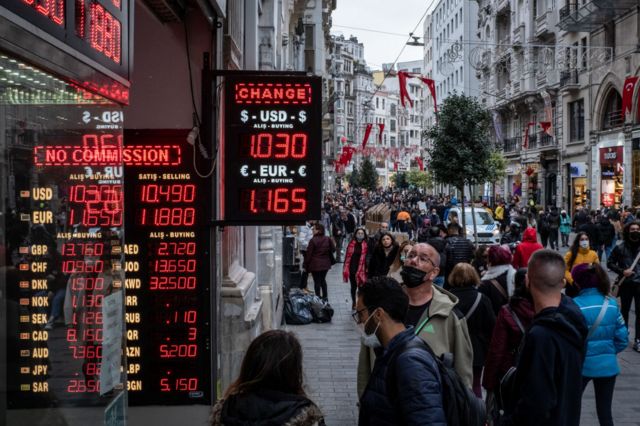 ادامه اعتراضات به افزایش قیمت سوخت و کاهش ارزش لیر در ترکیه