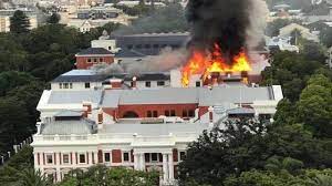 آتش سوزی گسترده در ساختمان پارلمان آفریقای جنوبی