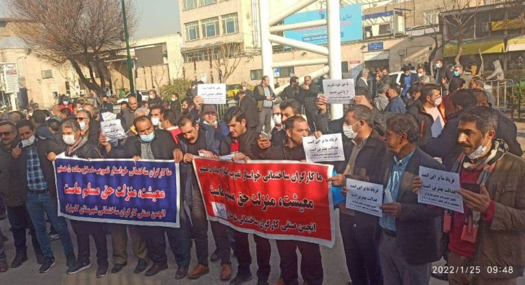 تجمع کارگران و استادکاران ساختمانی در مقابل مجلس شورای اسلامی