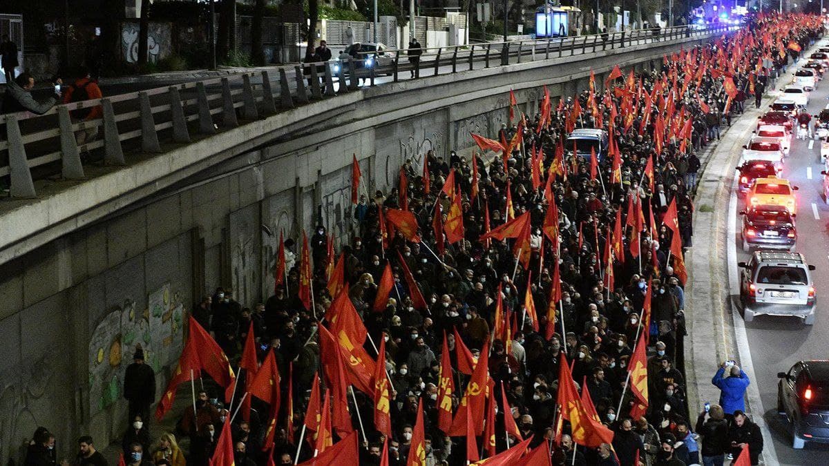تجمع بزرگ حامیان حزب کمونیست یونان در آتن