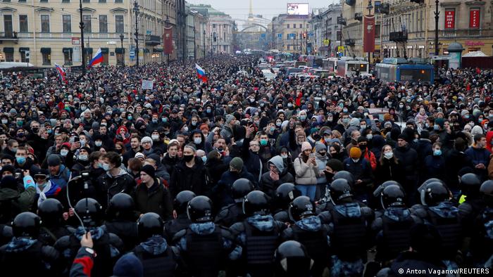تظاهرات دهها هزار نفری در اعتراض به جنگ افروزی روسیه