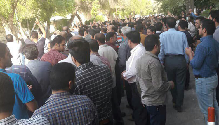 سومین روز از تجمع کارگران گروه ملی فولاد اهواز