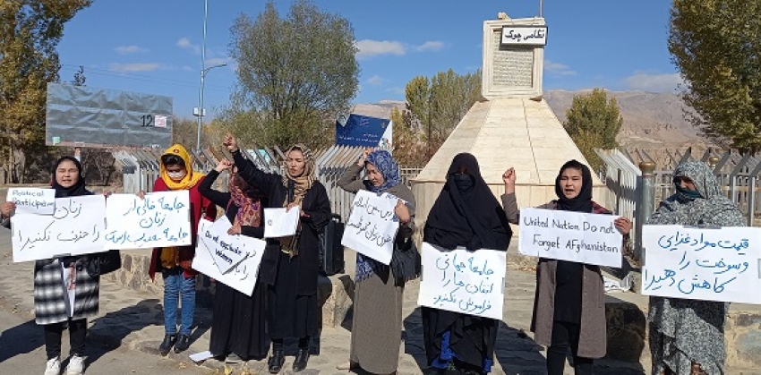 برهم زدن گردهمایی طالبان از سوی فعالان زن در بامیان