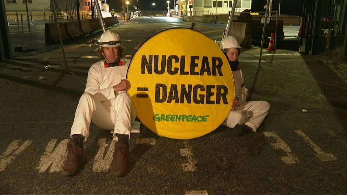 تجمع فعالان مخالف انرژی‌های اتمی و فسیلی در نیروگاه هسته‌ای فران